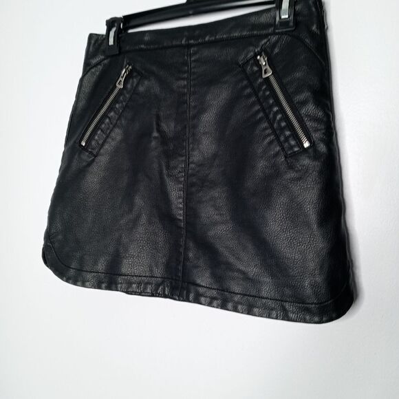 UO SILENCE + NOISE Faux Leather Skirt - Picture 4 of 7